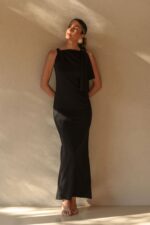 VESTIDO PRETO COMPRIDO COM DRAPEADO E LAÇO NO OMBRO FERRACHE