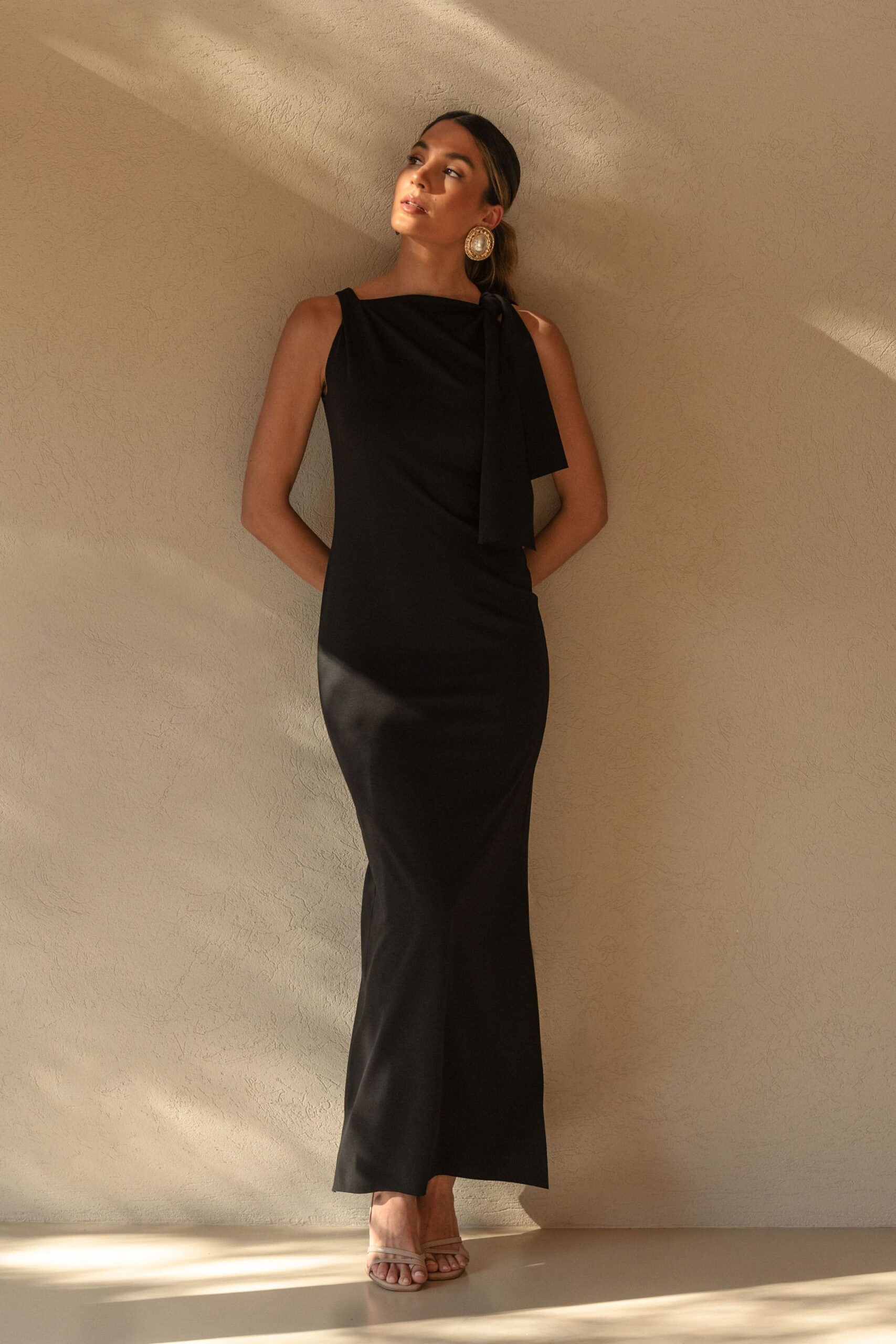 1775133524_13bb8f886f2dddf41bb4dad38d6b9d38 VESTIDO PRETO COMPRIDO COM DRAPEADO E LAÇO NO OMBRO FERRACHE - Image 1