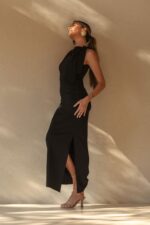 VESTIDO PRETO COMPRIDO COM DRAPEADO E LAÇO NO OMBRO FERRACHE - Image 2