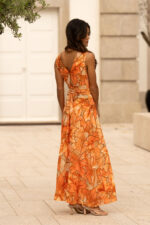 VESTIDO LARANJA COMPRIDO ESTAMPADO COM CINTO E DECOTE EM V FERRACHE - Image 2
