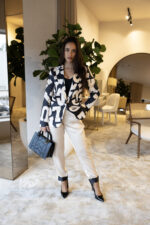 CALÇA BEGE COM CINTURA ELÁSTICA EM CONTRASTE LOCOLUXO