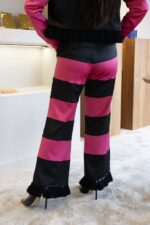 CALÇA BICOLOR PRETO E FUCSIA COM PADRÃO ONDULADO LOCOLUXO - Image 4