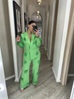 CALÇA VERDE COM APLICAÇÕES FLORAIS LOCOLUXO