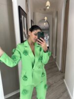 CALÇA VERDE COM APLICAÇÕES FLORAIS LOCOLUXO - Image 3