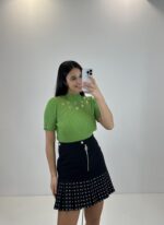 CAMISOLA VERDE COM ILHÓS CANELADA GIL SANTUCCI - Image 2