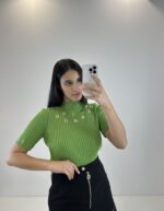 CAMISOLA VERDE COM ILHÓS CANELADA GIL SANTUCCI