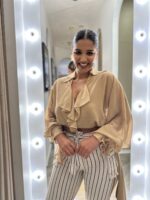 TÚNICA BEGE COM FOLHOS E GOLA GIL SANTUCCI