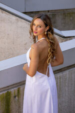 VESTIDO CRU COM ARGOLAS DECORATIVAS NAS COSTAS LANÇA PERFUME