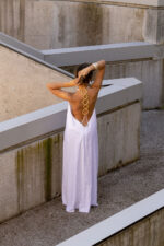 VESTIDO CRU COM ARGOLAS DECORATIVAS NAS COSTAS LANÇA PERFUME - Image 6