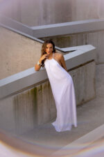 VESTIDO CRU COM ARGOLAS DECORATIVAS NAS COSTAS LANÇA PERFUME - Image 4