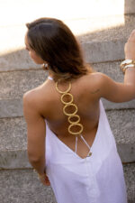 VESTIDO CRU COM ARGOLAS DECORATIVAS NAS COSTAS LANÇA PERFUME - Image 5