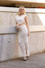 VESTIDO EM RENDA COM DRAPEADO E ABERTURA LATERAL PONTO CHIC - Image 4