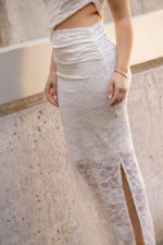 VESTIDO EM RENDA COM DRAPEADO E ABERTURA LATERAL PONTO CHIC - Image 7