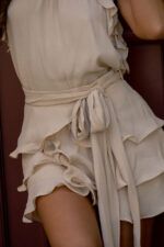 CALÇÃO BEGE COM CINTO E FOLHOS LANÇA PERFUME - Image 2