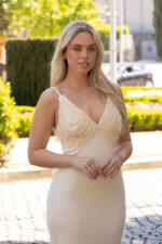 VESTIDO BEGE COM CROCHET NO PEITO LANÇA PERFUME