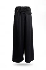 CALÇA PRETA COM DRAPEADO E PORMENOR DOURADO SAHOCO - Image 2