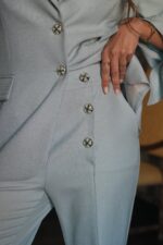 CALÇA AZUL ESTRUTURADA COM BOTÕES DOURADOS SAHOCO - Image 2