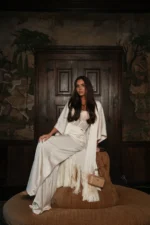 CALÇA BEGE COM PREGAS ACETINADA SAHOCO