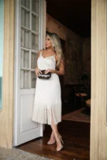 VESTIDO ACETINADO BEGE COM ALÇAS DE PÉROLAS SAHOCO