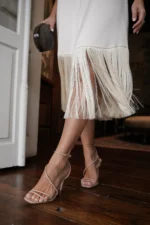 VESTIDO ACETINADO BEGE COM ALÇAS DE PÉROLAS SAHOCO - Image 2