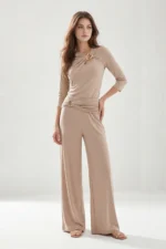 CALÇA CAMEL COM DRAPEADO E PORMENOR DOURADO SAHOCO