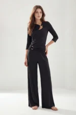 CALÇA PRETA COM DRAPEADO E PORMENOR DOURADO SAHOCO