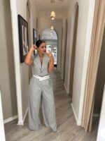 CALÇA CINZA CLARO EM TECIDO TEXTURADO COM DETALHE DE CINTURA IMPERIAL