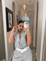 CALÇA CINZA CLARO EM TECIDO TEXTURADO COM DETALHE DE CINTURA IMPERIAL - Image 3