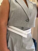 CALÇA CINZA CLARO EM TECIDO TEXTURADO COM DETALHE DE CINTURA IMPERIAL - Image 4