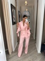 CALÇA ROSA ESTRUTURADA COM BOTÕES DOURADOS SAHOCO