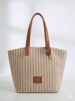 BOLSA LISTRADA COM DETALHES EM PELE CAMEL PONTO CHIC - Image 2