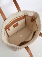 BOLSA LISTRADA COM DETALHES EM PELE CAMEL PONTO CHIC - Image 3