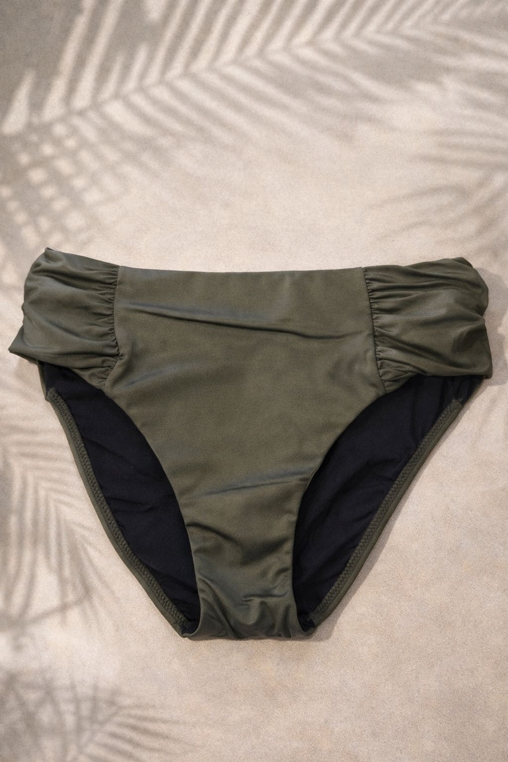 WhatsApp Image 2026-04-08 at 17.51.26 (1) CUECA DE BIQUÍNI VERDE METALIZADO COM DRAPEADO LATERAL PONTO CHIC - Image 1