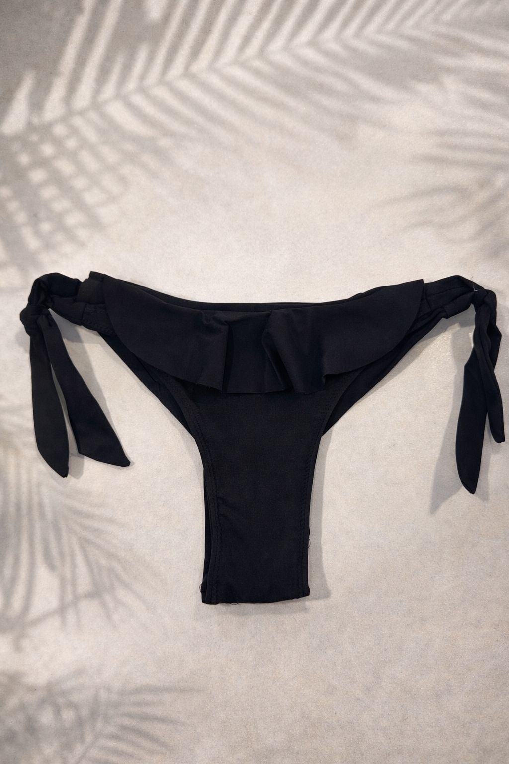 WhatsApp Image 2026-04-08 at 17.55.58 CUECA DE BIQUÍNI PRETA COM FOLHO PONTO CHIC - Image 1