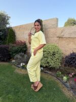 CONJUNTO AMARELO PADRÃO ANIMAL COM FAIXAS LATERAIS PONTO CHIC - Image 2