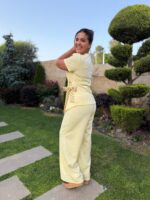 CONJUNTO AMARELO COM DETALHE DE LAÇO PONTO CHIC - Image 3