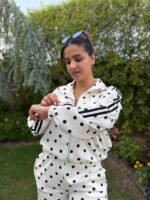 CONJUNTO BRANCO ÀS BOLINHAS COM FAIXAS LATERAIS PONTO CHIC - Image 2