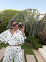 CONJUNTO BRANCO ÀS BOLINHAS COM FAIXAS LATERAIS PONTO CHIC