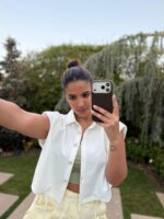 BLUSA BRANCA COM BOTÕES FLORAIS E AJUSTE NA CINTURA PONTO CHIC - Image 2