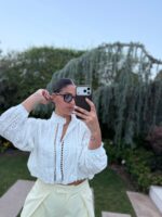 BLUSA BRANCA BORDADA COM BOTÕES BRILHANTES PONTO CHIC