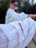 BLUSA BRANCA BORDADA COM BOTÕES BRILHANTES PONTO CHIC - Image 4