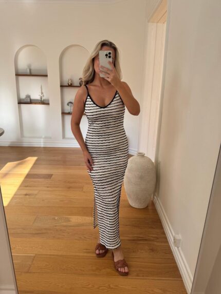 VESTIDO BRANCO E PRETO TEXTURADO COM PADRÃO ÀS RISCA PONTO CHIC