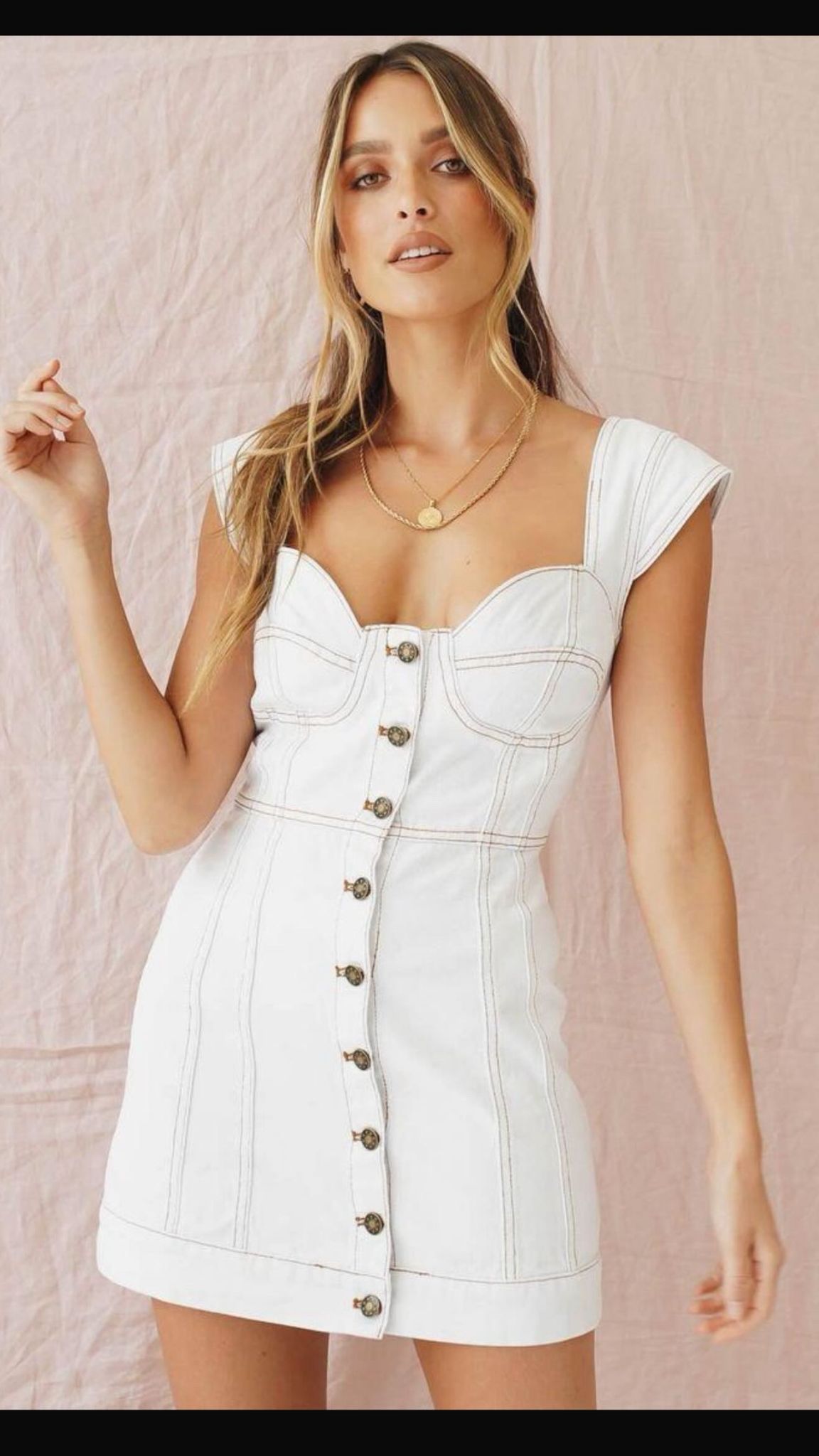 WhatsApp Image 2026-04-10 at 17.11.30 VESTIDO BRANCO EM GANGA COM COSTURAS CONTRASTANTES PONTO CHIC - Image 1