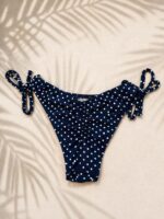 CUECA DE BIQUÍNI AZUL ÀS BOLINHAS COM AJUSTE LATERAL PONTO CHIC - Image 2