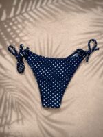 CUECA DE BIQUÍNI AZUL ÀS BOLINHAS COM AJUSTE LATERAL PONTO CHIC