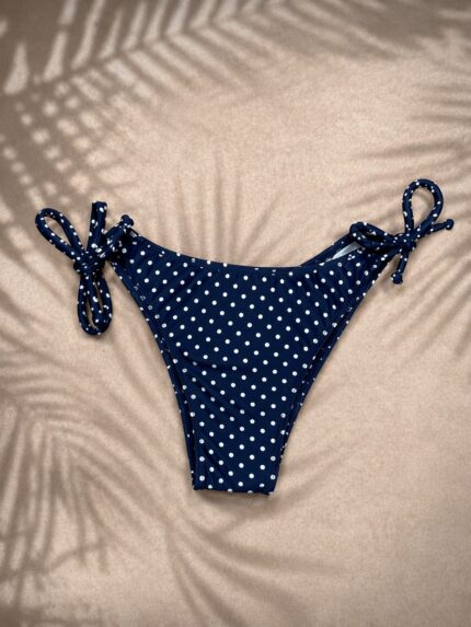 CUECA DE BIQUÍNI AZUL ÀS BOLINHAS COM AJUSTE LATERAL PONTO CHIC