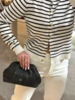 CARDIGAN BRANCO E AZUL ÀS RISCAS COM BOTÕES DOURADOS PONTO CHIC - Image 3