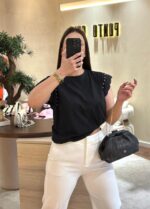 T-SHIRT PRETA COM MANGA EM RENDA E APLICAÇÕES PONTO CHIC