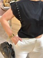 T-SHIRT PRETA COM MANGA EM RENDA E APLICAÇÕES PONTO CHIC - Image 4