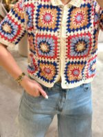 BLUSA CROCHET MULTICOR COM BOTÕES PONTO CHIC - Image 3